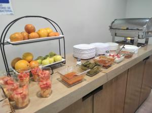 蒙克洛瓦Capital Hotel的自助餐,包括水果和蔬菜在柜台上