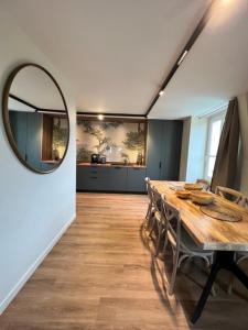 贡比涅DUPLEX AVENUE ROYALE的一间带桌子和镜子的用餐室