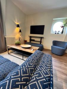 贡比涅DUPLEX AVENUE ROYALE的客厅配有床、桌子和电视