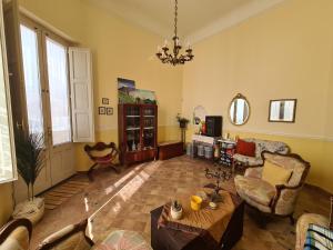 米罗Residenza Maria Letizia的客厅配有沙发和桌子