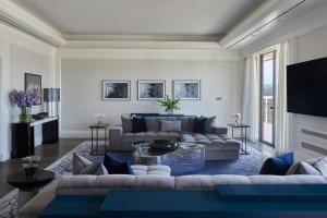 洛杉矶比佛利山威尔希尔酒店（四季酒店集团成员）的客厅配有沙发和桌子