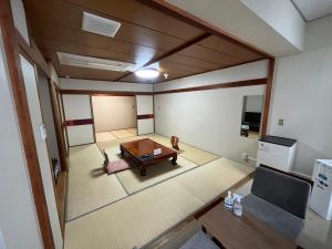 札幌中村屋日式旅馆的客厅配有桌子,享有高空美景