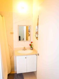 法尔茅斯Simply Cassine的一间带水槽和镜子的浴室