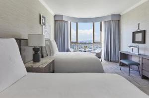 洛杉矶比佛利山威尔希尔酒店（四季酒店集团成员）的酒店客房配有两张床和一张书桌
