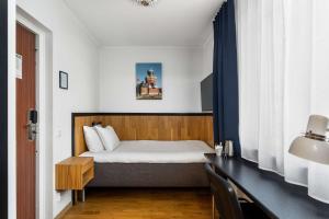奥斯卡港索法特贝斯特韦斯特酒店的一间小卧室,配有一张床和一张书桌