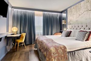 卡尔斯港Best Western Karlshamn Spa & Relax的酒店客房设有一张大床和一张书桌。