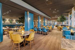 卡尔斯港Best Western Karlshamn Spa & Relax的自助餐厅内带桌椅的餐厅