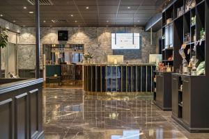 卡尔斯港Best Western Karlshamn Spa & Relax的餐厅内的酒吧,铺有瓷砖地板