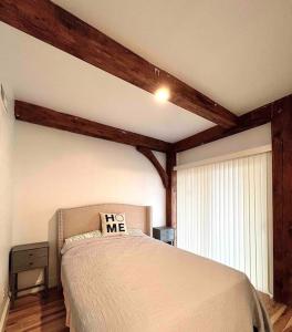 大洋城NEW Bijou Bayside Escape- 3beds, Balcony, Deck, Dock的一间卧室配有一张带枕头的床