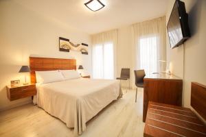 托梅略索维奥莱塔旅馆的酒店客房,配有床和电视