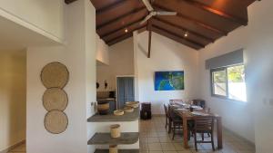 托拉Condo Golf B3 F3 Hacienda Iguana的厨房以及带桌椅的用餐室。