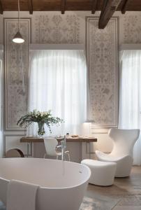 卡利亚里Casa Clat的客厅配有桌子和白色浴缸。
