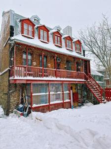 魁北克市奥珀蒂罗伊住宿加早餐旅馆的上面有雪的砖房