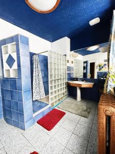 魁北克市奥珀蒂罗伊住宿加早餐旅馆的浴室拥有蓝色和白色的瓷砖墙