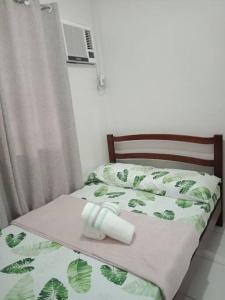 曼达维市Cozy9-14 2BR at Mandaue City的一张床上有卷卫生纸的床