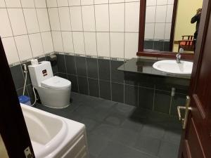 潘郎格洛德鲁斯特度假酒店的一间带水槽、卫生间和镜子的浴室