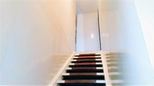 哈根山Shalom Mission Home的建筑中的一个楼梯,有黑白色的楼梯