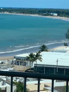 圣胡安Cozy Oceanview Studio w parking的享有海滩、建筑和大海的景色