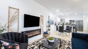 新奥尔良Vibrant Blue Luxury Loft 2316的客厅设有壁炉和电视