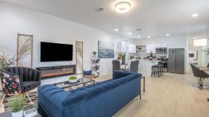 新奥尔良Vibrant Blue Luxury Loft 2316的客厅设有蓝色的沙发和壁炉