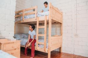NaranjalHacienda CacaoyMango的两个男孩坐在房间双层床上