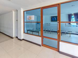 TanjungselorRedDoorz @ Tanjung Selor的一间空房间,设有玻璃门和窗户