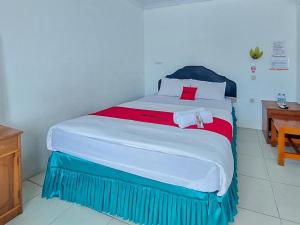 TanjungselorRedDoorz @ Tanjung Selor的一间卧室,卧室内配有一张大床