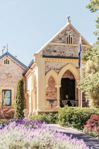 阿德莱德Mount Lofty House & Estate Adelaide Hills的前面有鲜花的房子