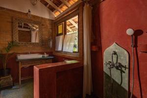 卡纳科纳Turia Villa Canacona Palolem的一间带水槽和镜子的浴室