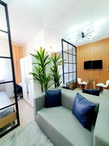 达斯马里尼亚斯Green 2 Residences Scandi-Industrial Hotel Type Interior的带沙发的客厅和用餐室