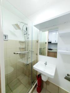 达斯马里尼亚斯Green 2 Residences Scandi-Industrial Hotel Type Interior的白色的浴室设有水槽和淋浴。