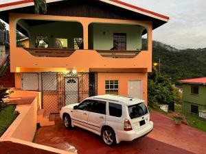 格罗斯岛Homely Environment Studio Apt的停在房子前面的白色汽车