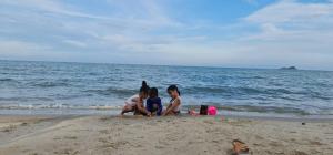 华欣Huahin I-Din Poolvilla วิลล่ากลางธรรมชาติ วิวภูเขา เป็นส่วนตัว的两个孩子在沙滩上玩