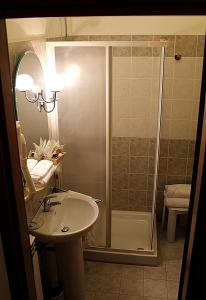 Sigillo多米努丝酒店的带淋浴和盥洗盆的浴室
