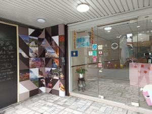 花莲市博愛泊旅讀心境的商店前方有窗的商店