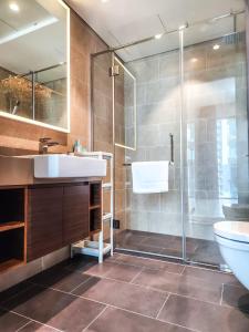 迪拜STAY BY LATINEM Luxury 1BR Holiday Home G6524 near Burj Khalifa的一间带水槽和淋浴的浴室