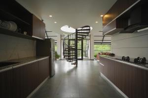 PadinjaratharaNammal Resorts的一间位于客房中间的带楼梯的厨房