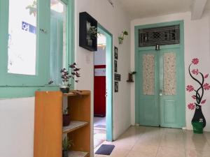 日惹加瑟尔民宿的走廊上,房间里有一扇绿门