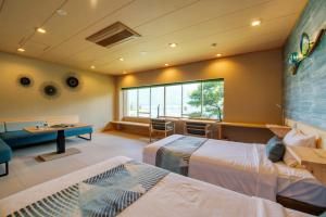 富士河口湖富士湖酒店的酒店客房配有两张床和一张书桌