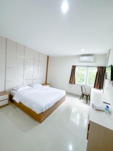 巴厘巴板Pillow Guest House的白色卧室设有床铺和水槽