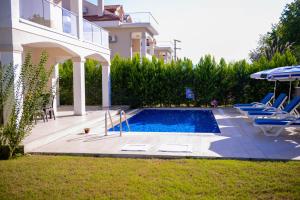 费特希耶Villa Calıs 2的房屋前的游泳池