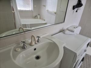 悉尼悉尼公寓 - 海德公园广场的白色的浴室设有水槽和镜子