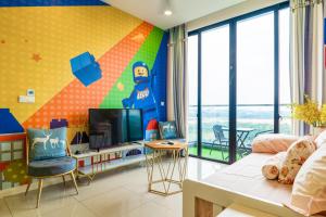 努沙再也D'Pristine Theme Suite by Nest Home at LEGOLAND的客厅配有电视和色彩缤纷的墙壁
