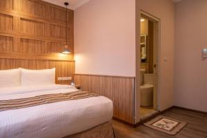 花莲市山水饭店的一间卧室设有一张床和一间浴室。