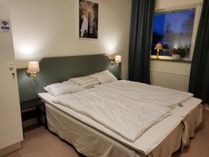 Karl GustavKG SleepOver的卧室内的一张大床,设有窗户
