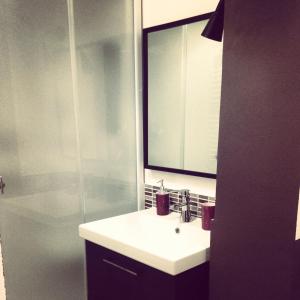 杰拉B&B Santiago的浴室配有盥洗盆和带镜子的淋浴