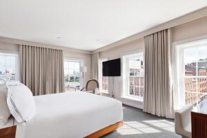 纽约33 Seaport Hotel New York的卧室配有白色的床和2扇窗户。