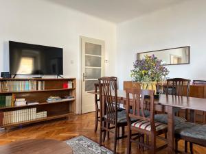 奥帕提亚Apartment Mirna - what you see is what you get的一间带桌椅和电视的用餐室