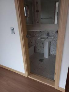 济州市Summer's House的一间带水槽和镜子的浴室