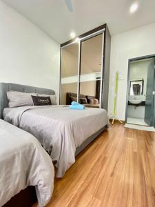 梳邦再也Da Men Subang Jaya USJ by Iconique的一间卧室设有两张床和大镜子
